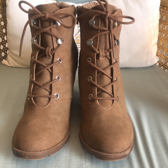 R2 Brown/tan wedge platform lace up & zip up rounded toe, ankle booties size 8.5 - Picture 2 of 11